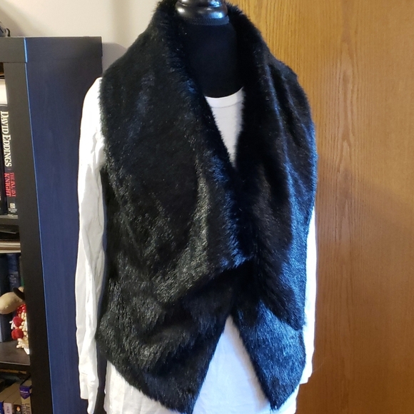 Steve Madden Jackets & Blazers - Steve madden faux fur vest front clasp black ⚫